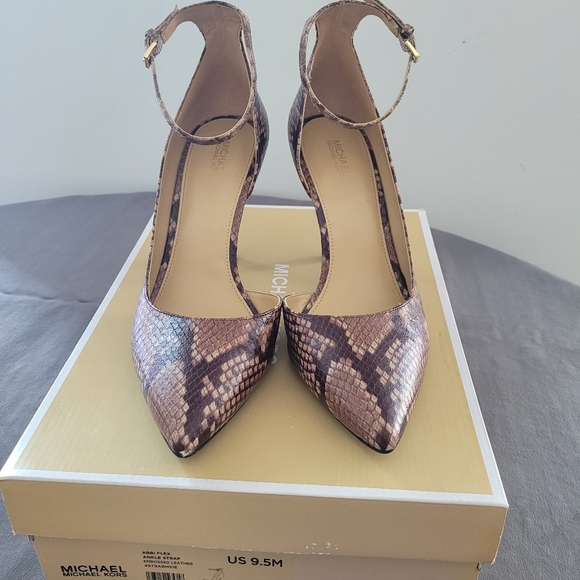 Shoes - Picture 3 of 6